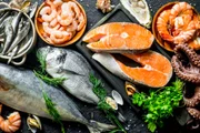 Além da alta proteína, fornece ômega-3, importante para o cérebro e o coração. A sardinha, por exemplo, é uma opção acessível e fácil de preparar.