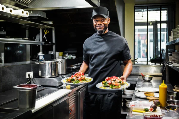 foto colorida de chef de cozinha negro em restaurante