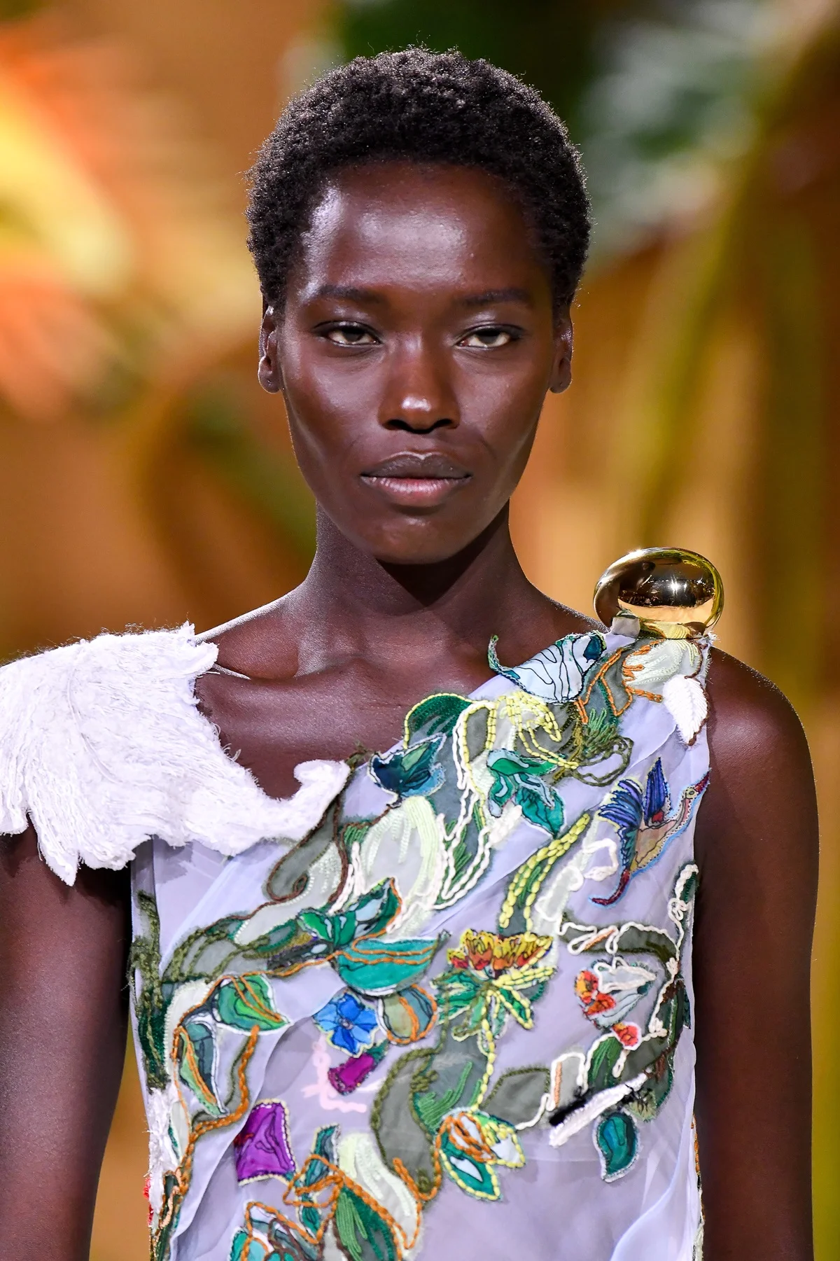 Vestido com detalhe de asa e ovo Vestido com detalhe de asa e ovo