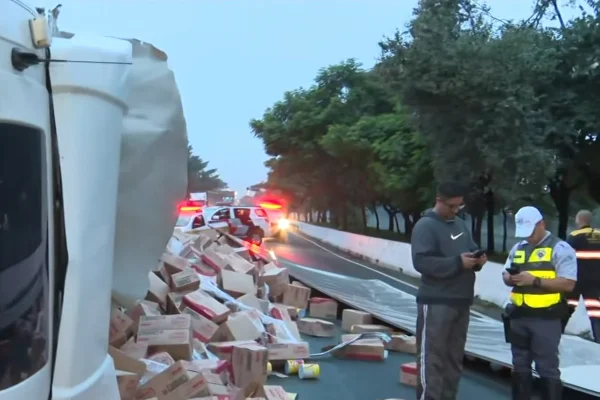 Caminhão com leite em pó tomba na Marginal Tietê e interdita 4 faixas