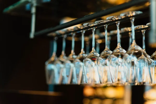 Taças de vinho penduradas em bar