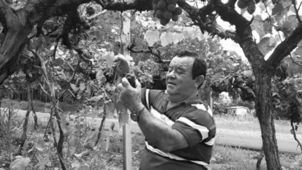 Imagem em preto e branco do empresário Abrão Venâncio Fernandes, dono de churrascaria, morto a tiros em SC - Metrópoles