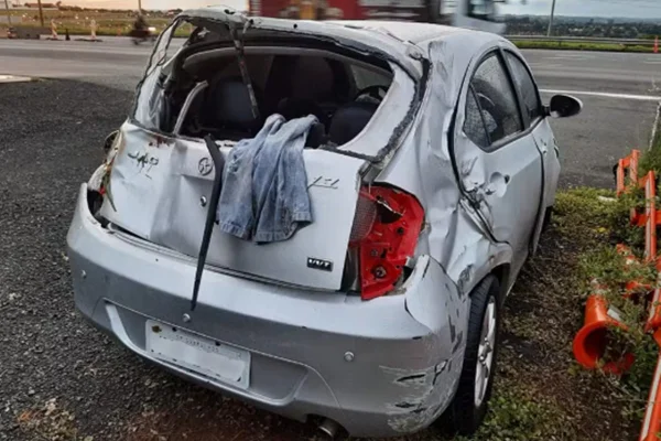 Vítima de acidente acorda de desmaio e furta carro de motorista que a socorreu