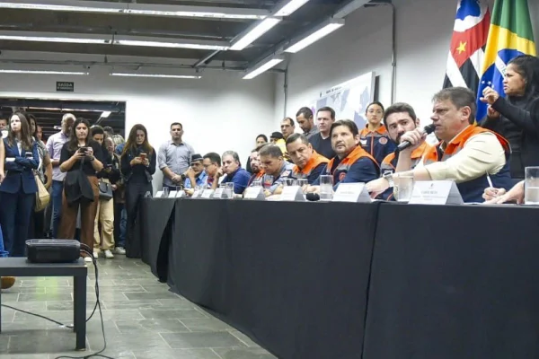 Imagem mostra Tarcísio de Freitas durante entrevista coletiva em Ribeirão Preto - Metrópoles