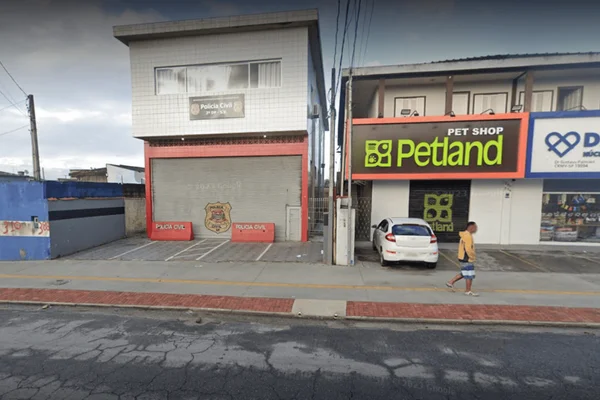 Imagem colorida da fachada de uma delegacia da Polícia Civil - Metrópoles
