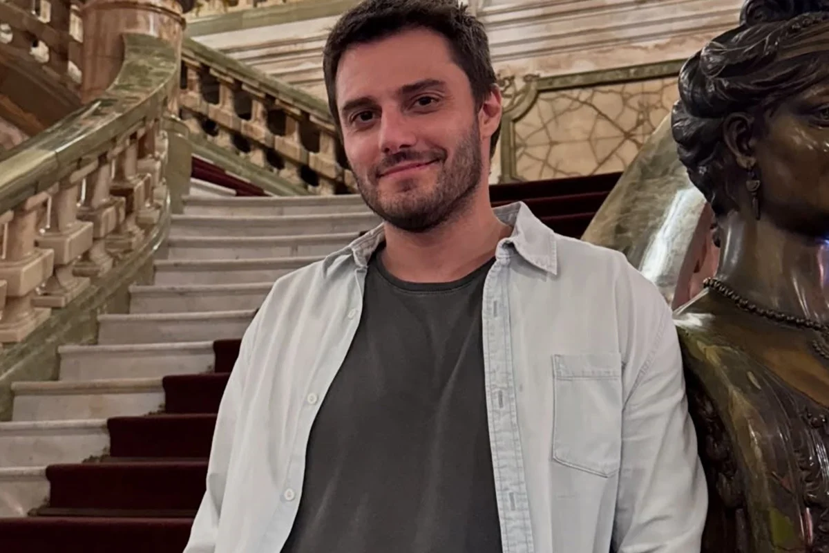 Hugo Bonèmer posa nas escadarias do Theatro Municipal do Rio Hugo Bonèmer posa nas escadarias do Theatro Municipal do Rio