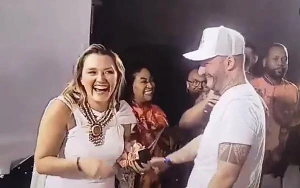 Comentarista da Globo é pedida em casamento em escola de samba