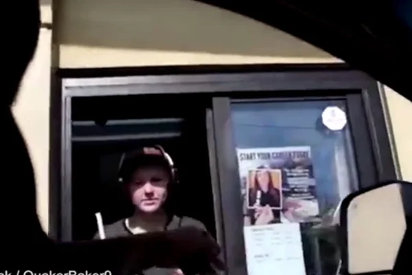 Atendente do McDonald’s tem reação justa ao ser assustada por cliente