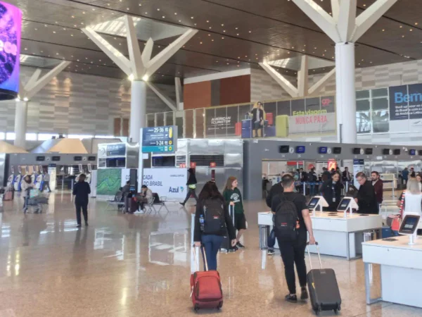 Foto colorida mostra saguão do Aeroporto de Viracopos
