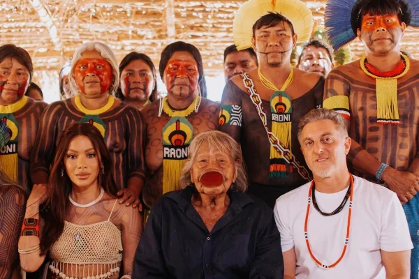 Anitta e Luciano Huck em visita ao Parque Indígena do Xingu