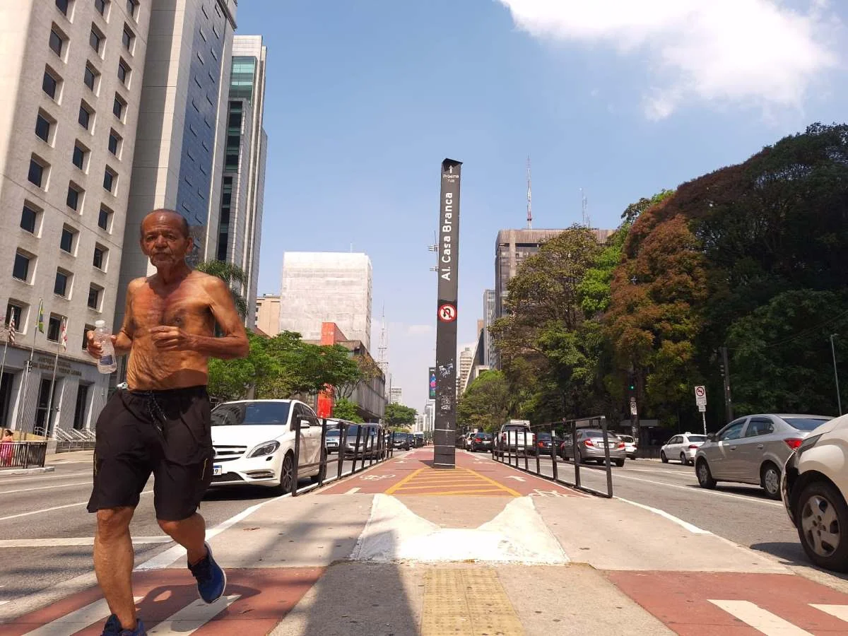 Homem corre em ciclovia da Avenida Paulista em setembro de 2023