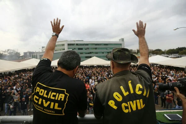 Delegados deixam cargos à disposição e deflagram greve branca na PCDF