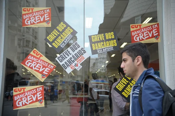 Após assembleia, bancários do DF encerram greve. Mas BRB e Caixa seguem parados