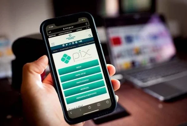 Celular com aplicativo do Pix aberto - Metrópoles