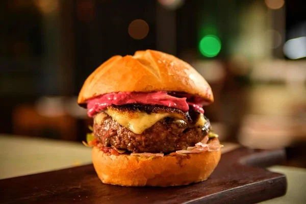 Parrilla Burguer lança Pink Burguer, Árvore de Chips e parede de chope