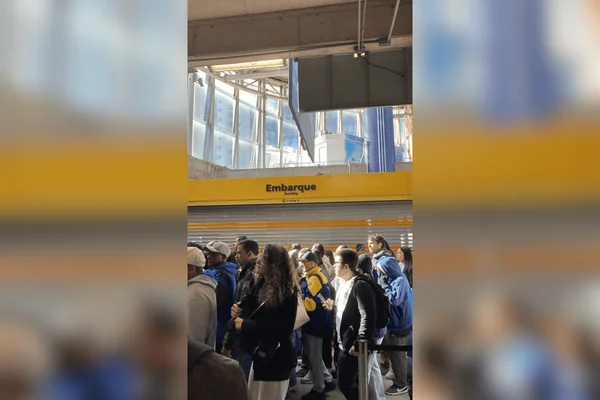 Imagem colorida do caos na linha-4 amarela após instabilidade da sinalização - Metrópoles