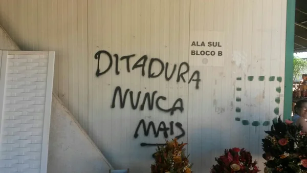 Feirinha da Torre de TV amanhece pichada com palavras de ordem