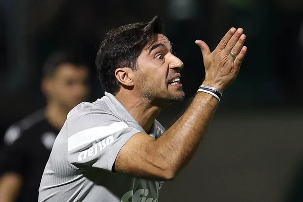 Imagem colorida de Abel Ferreira reclamando - Metrópoles
