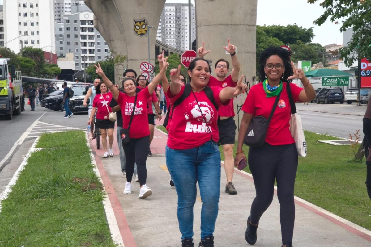 Passageiros da Linha 15 a caminho de ato na Paulista percorrem trecho a pé após acidente com guindaste Passageiros da Linha 15 a caminho de ato na Paulista percorrem trecho a pé após acidente com guindaste