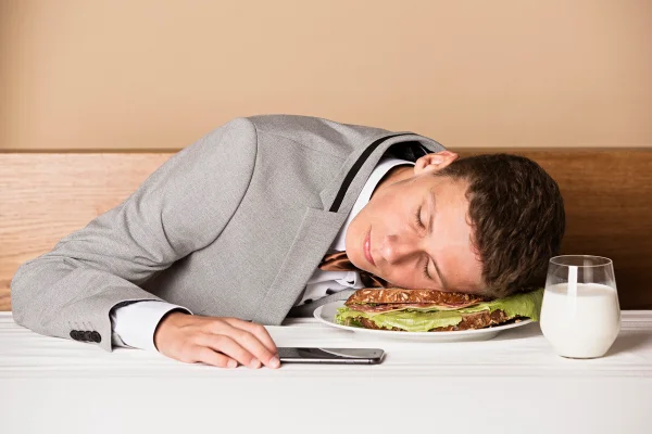 Sono almoço sonolência cansaço refeições hora do almoço