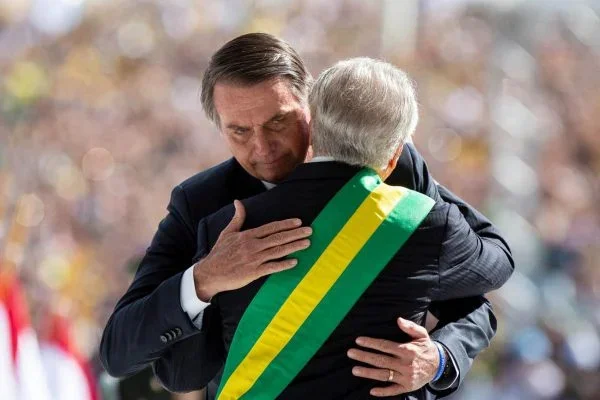foto colorida de Jair Bolsonaro recebendo a faixa presidencial de Michel Temer em 2019 - Metrópoles