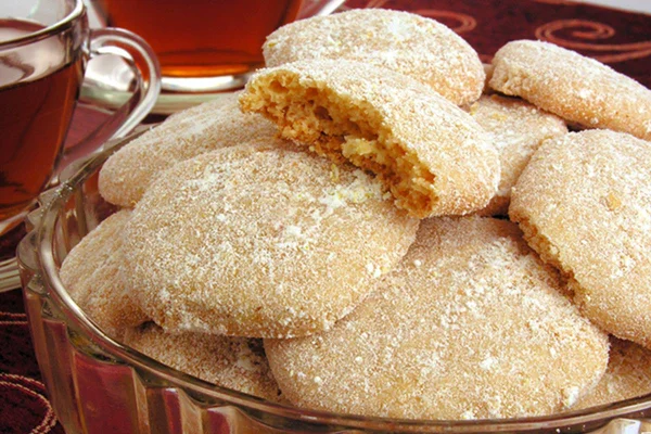 foto de cumbuca de vidro com biscoitos claros