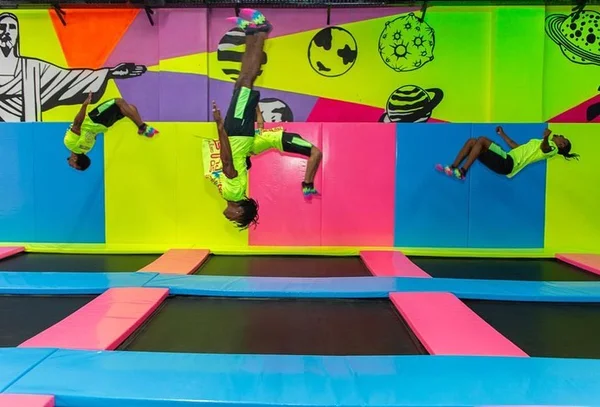 imagem colorida parque com cama elástica