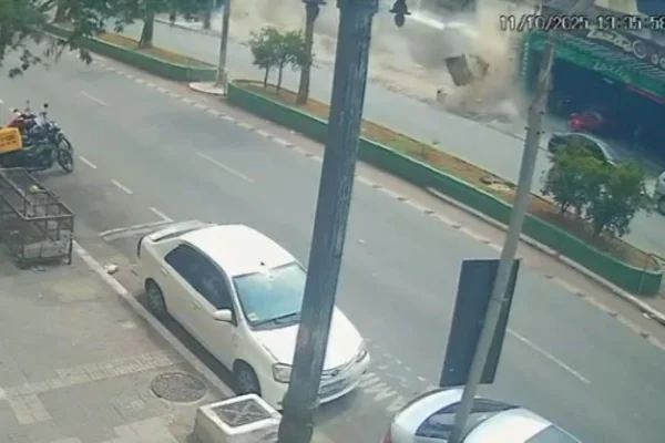 Imagem mostra momento em que marquise de concreto desaba em avenida- Metrópoles