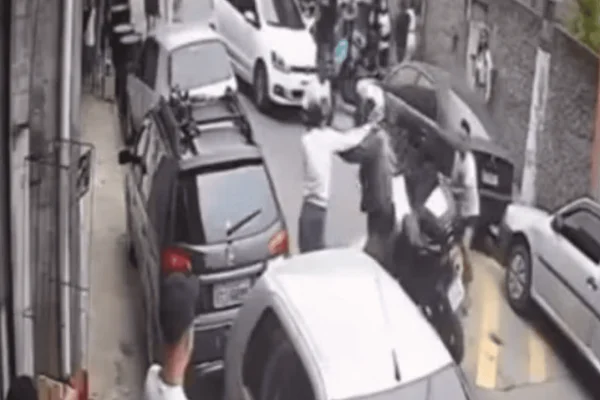 pm agregido moradores atira contra suspeitos