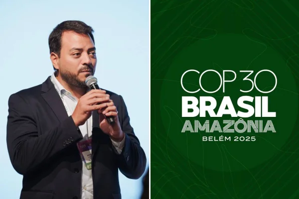 Montagem com foto colorida de Um homem está em pé, segurando um microfone, enquanto fala em um evento. Ele usa um terno escuro e uma camisa clara. Ao fundo, há uma tela com texto visível, mas não legível. O ambiente parece ser um auditório ou sala de conferências. André Godinho, secretário executivo para COP30 da prefeitura de Belém (PA), durante evento da SP Climate Week, e material de divulgação da COP30 - Metrópoles