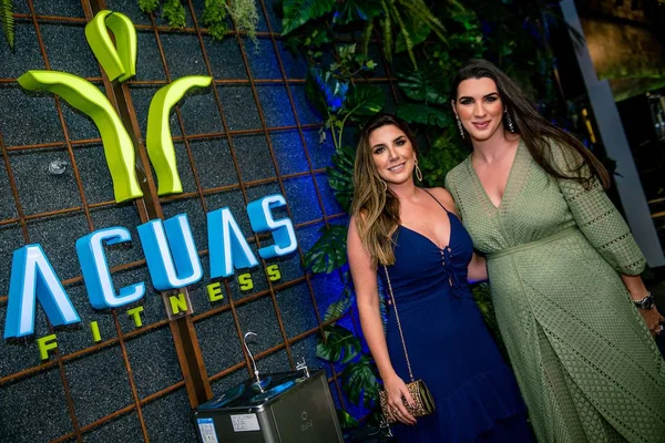 Itana e Lara Habka inauguram nova unidade da Acuas Fitness