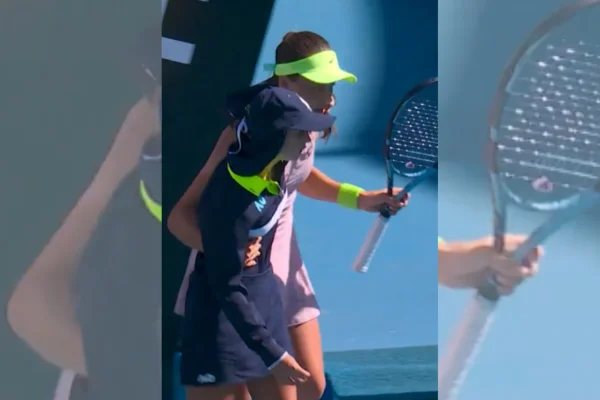 Imagem colorida de boleira que passou mal durante partida do Australian Open- Metrópoles