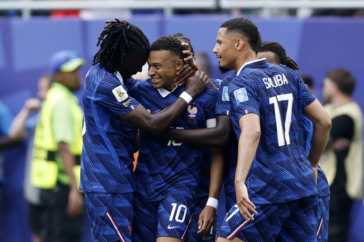 Jogadores da França comemorando gol da França diante do Iraque Jogadores da França comemorando gol da França diante do Iraque