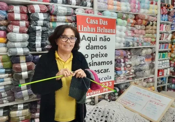 idoso posa para foto fazendo crochê