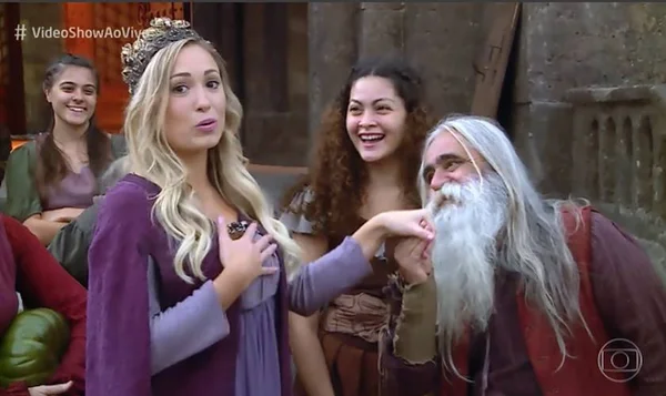 Ex-BBB Jéssica visita bastidores de Deus Salve o Rei e vira meme