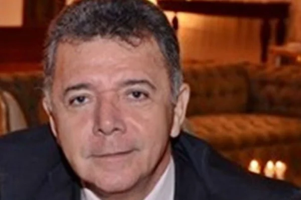 Rosto de homem de cabelos castanhos e meia idade