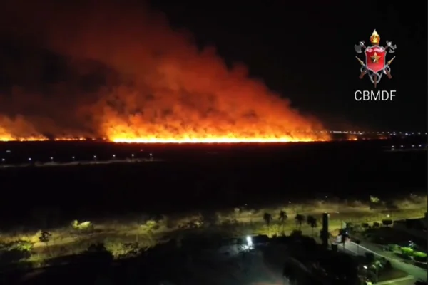 Incêndio cria “barreira de fogo” e mobiliza bombeiros no DF