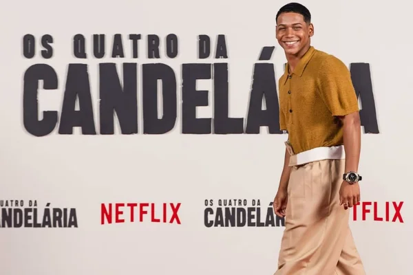 Andrei Marques posa durante o lançamento de Os 4 da Candelária - Metrópoles