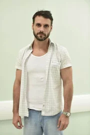 <b>Antonio (Felipe Cunha)</b>. Taxista, é filho de Mariinha (Silva Pfeifer) e líder comunitário no Morro do Vidigal, no Rio de
Janeiro. Responsável pelo sustento da mãe e da irmã, Gabriela (Rafaela Sampaio), ele também ajuda no restaurante da família. Vai bater de frente com Sophia (Camila Rodrigues) desde a
primeira vez que encontrar a empresária
