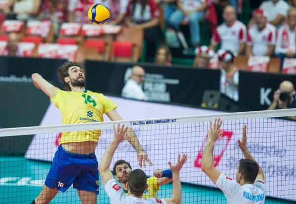 Lucão atacando durante partida do Mundial de Vôlei - Metrópoles