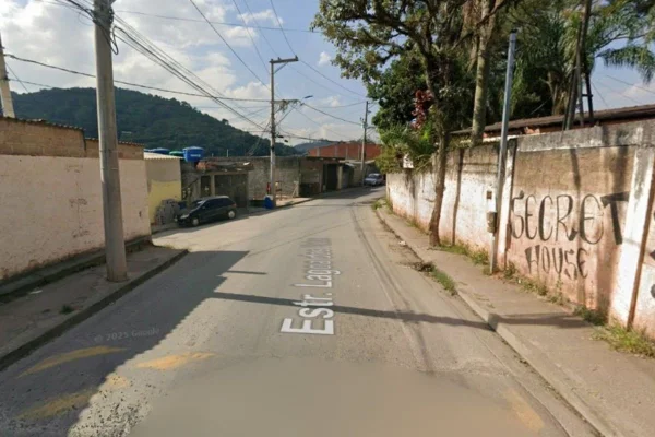 Foto colorida de rua em que homem foi assassinado.
