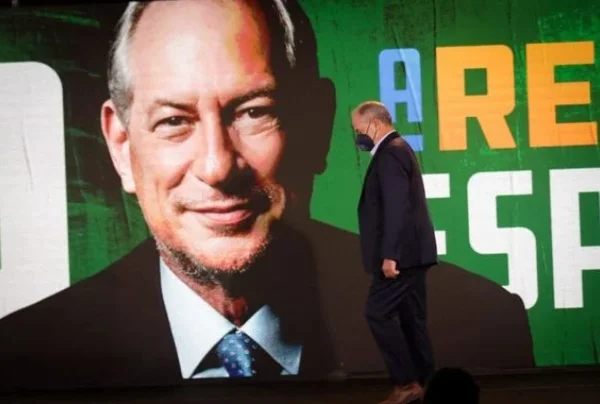 Ciro Gomes, político que disputará a Presidência da República. Ele tem pele clara, tem cabelos brancos e olhos escuros - Metrópoles