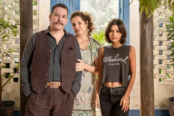 Tenório (Murilo Benício), Maria Bruaca (Isabel Teixeira) e Guta (Julia Dalavia) em Pantanal