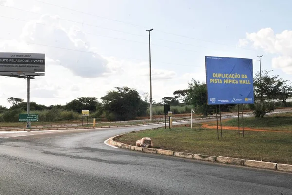 O vice-governador do DF, Paco Britto, inaugura duplicação de pista da Hípica Hall. Em destaque, placa do GDF próxima à obra - Metrópoles