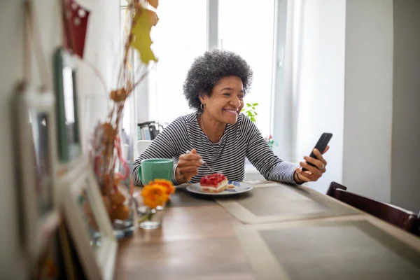 Foto colorida de uma mulher comendo - Metrópoles