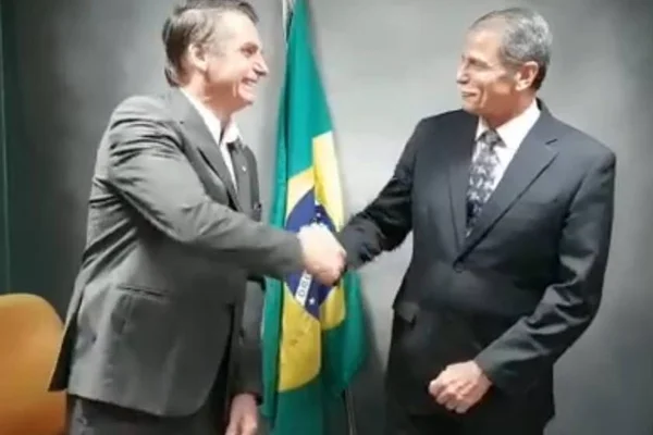 Presidente do PSL, partido de Bolsonaro, dá bronca no diretório do DF