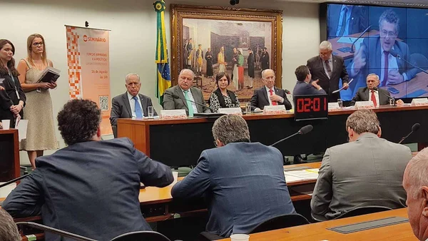 Vídeo: Etchegoyen diz que Forças Armadas são submissas a Lula e é chamado de mentiroso