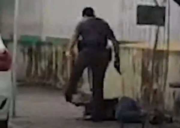 Em foto colorida PM feminina dá chute no rosto de homem caído no chão - Metrópoles