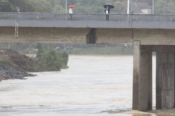 Foto colorida de chuva em Blumenau - Metrópoles