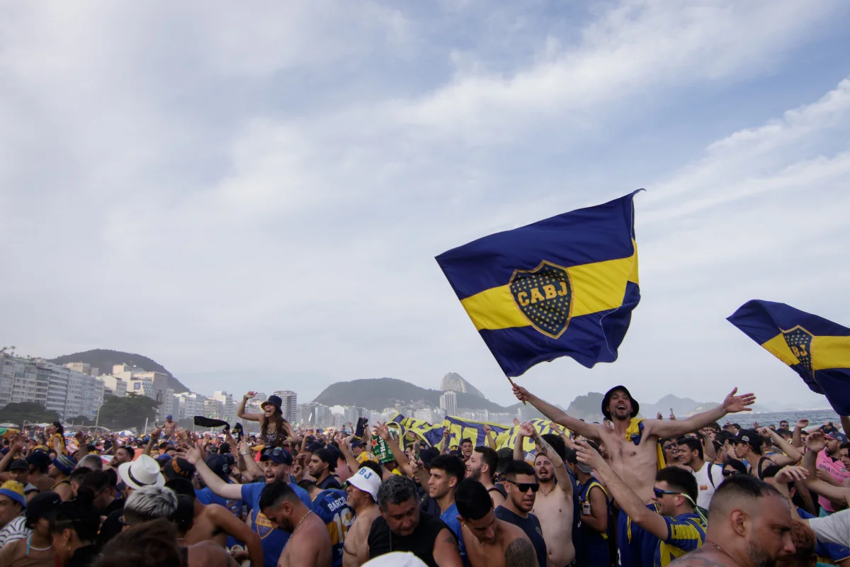 Torcida do Boca Juniors invade praias do RJ antes de jogo contra o Vasco